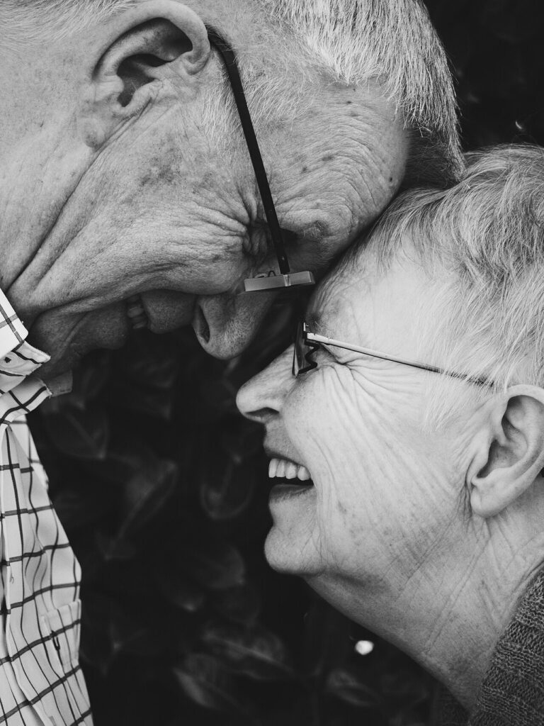 Couple de seniors souriant, front contre front